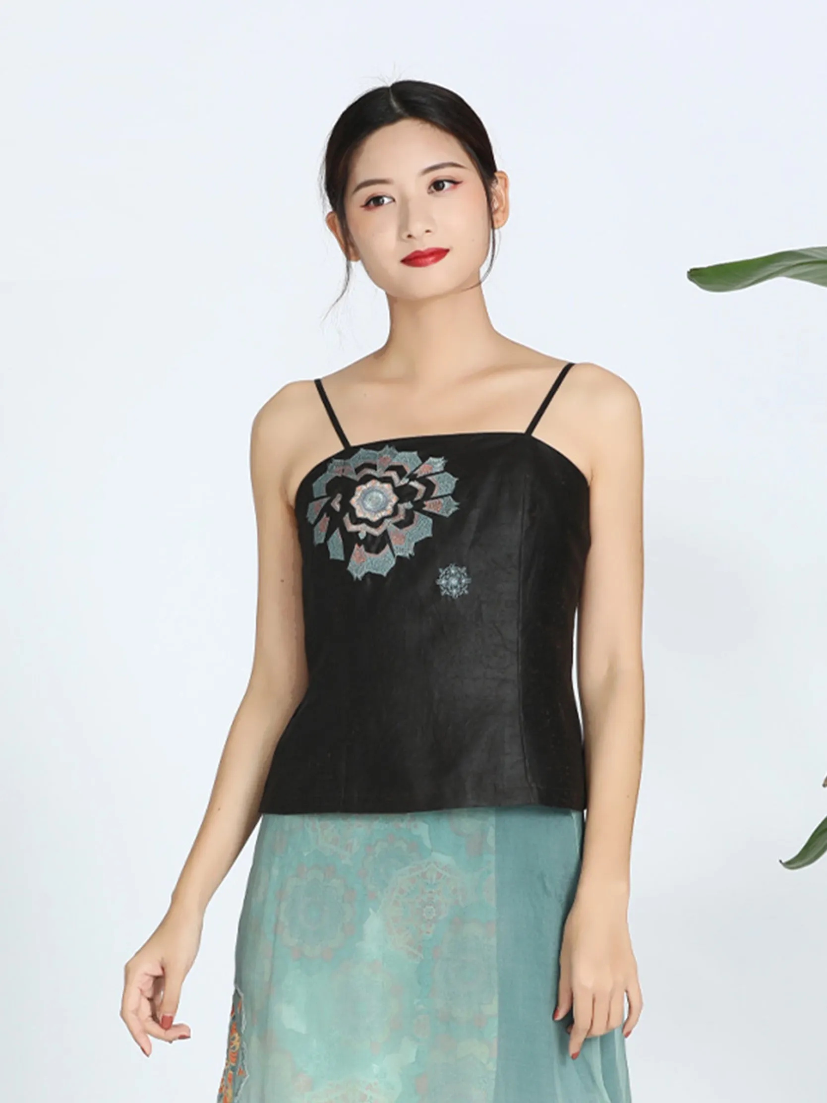 Gambiered Guangdong Habotai Silk Embroidery Camisole