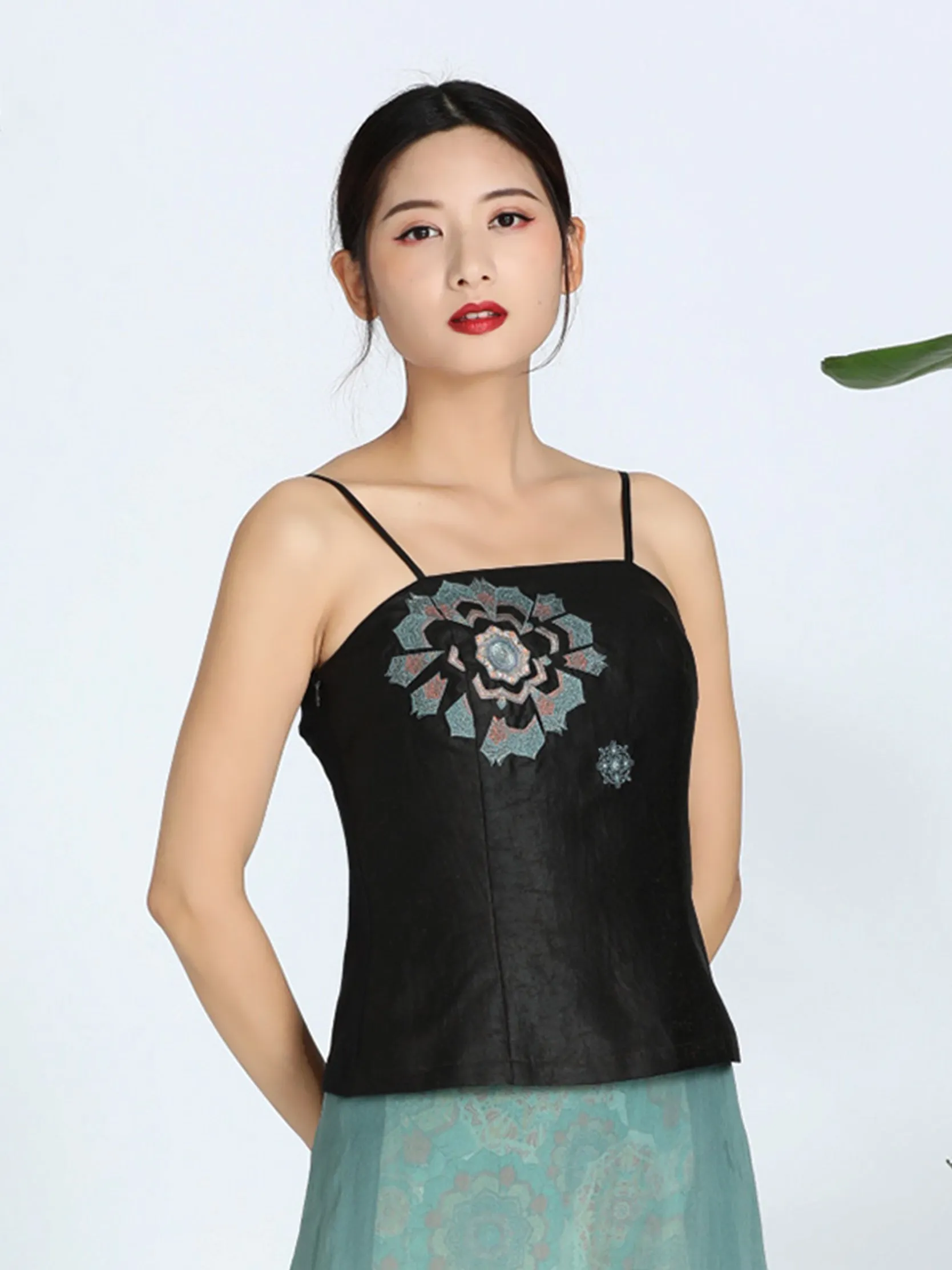 Gambiered Guangdong Habotai Silk Embroidery Camisole