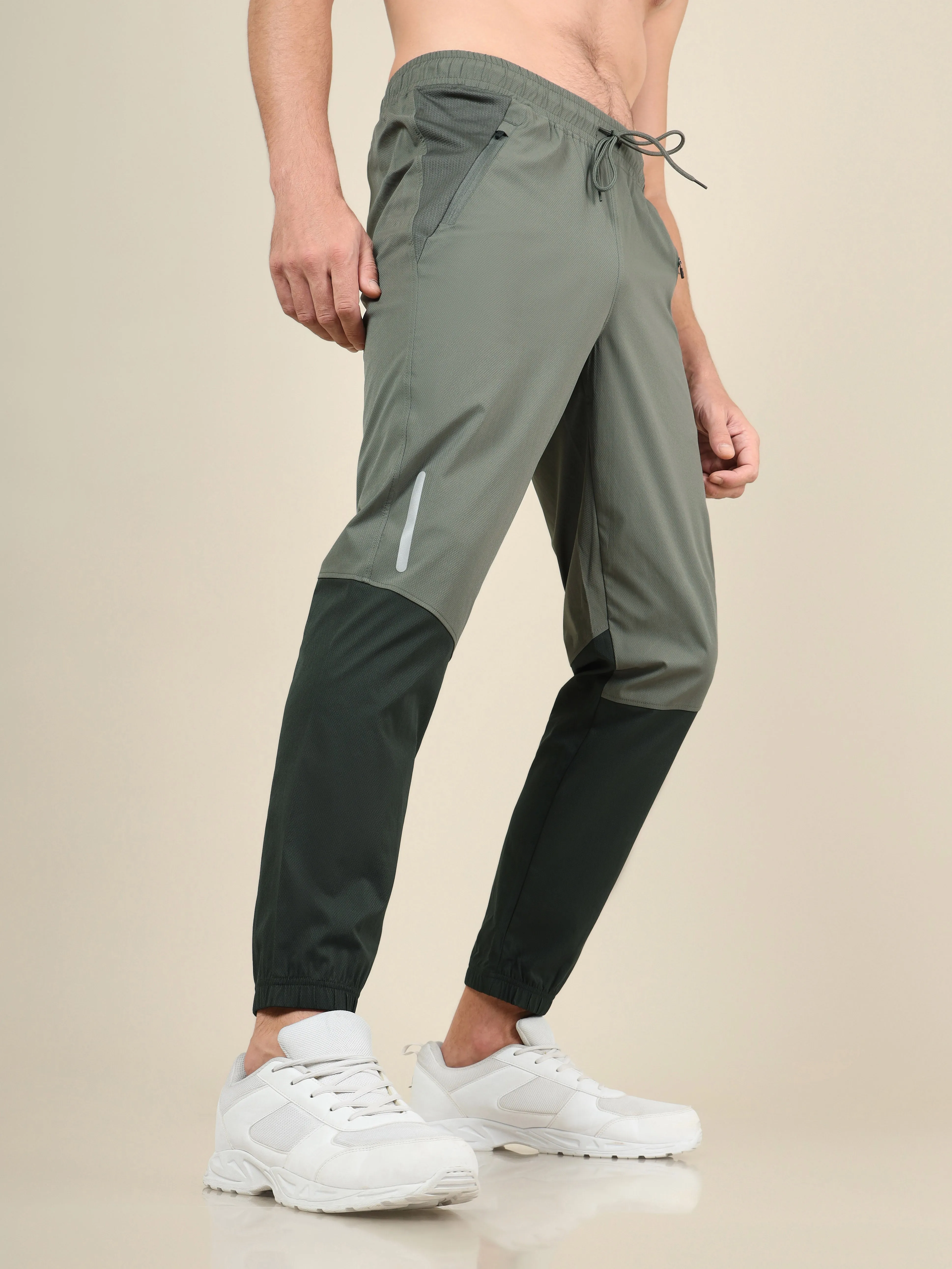 Men Colorblock Slim Fit Joggers with TECHNOLITE STRETCH